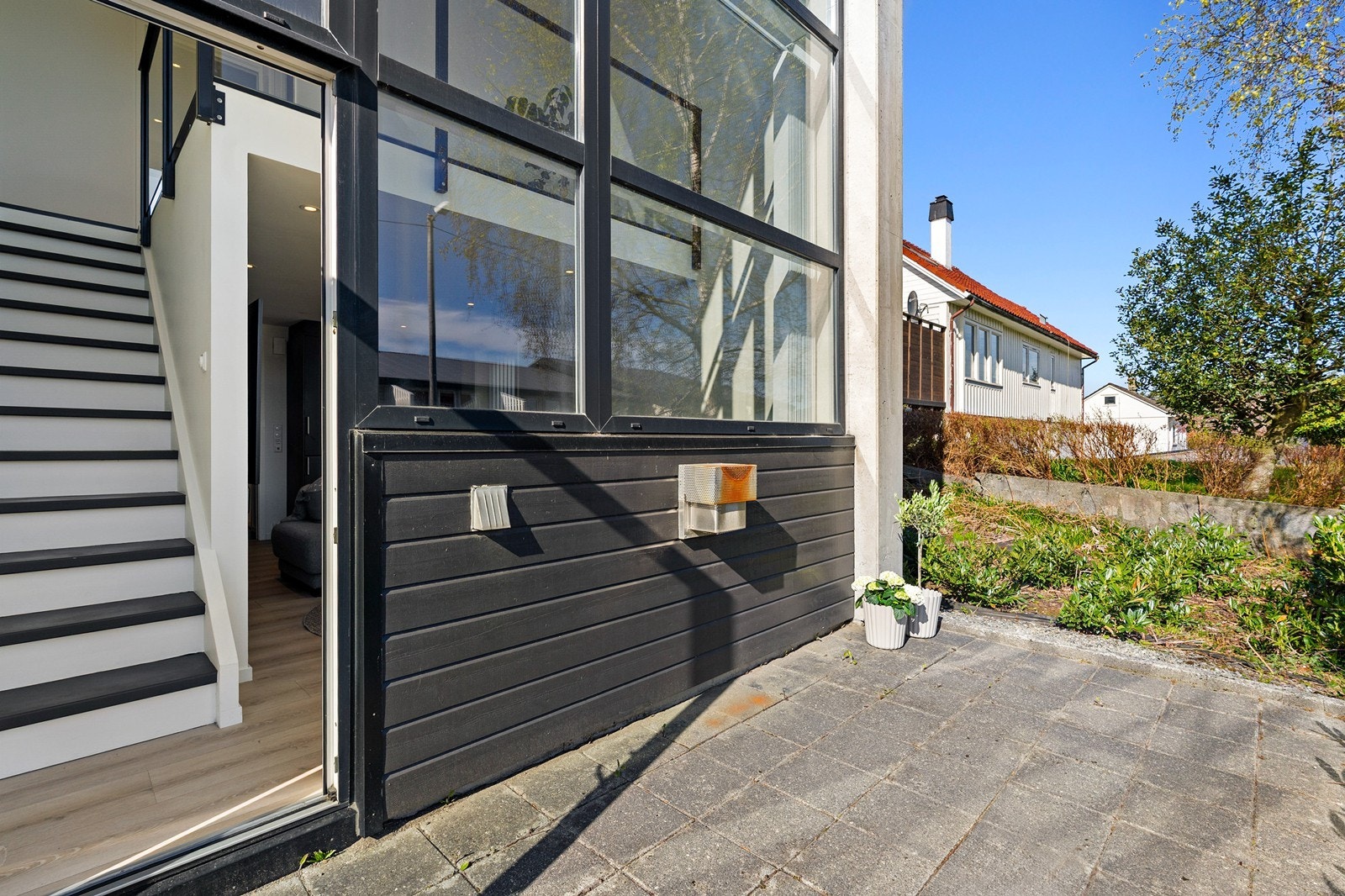 Fra stuen/kjøkken er det utgang til herlig uteområde. Galleribilde