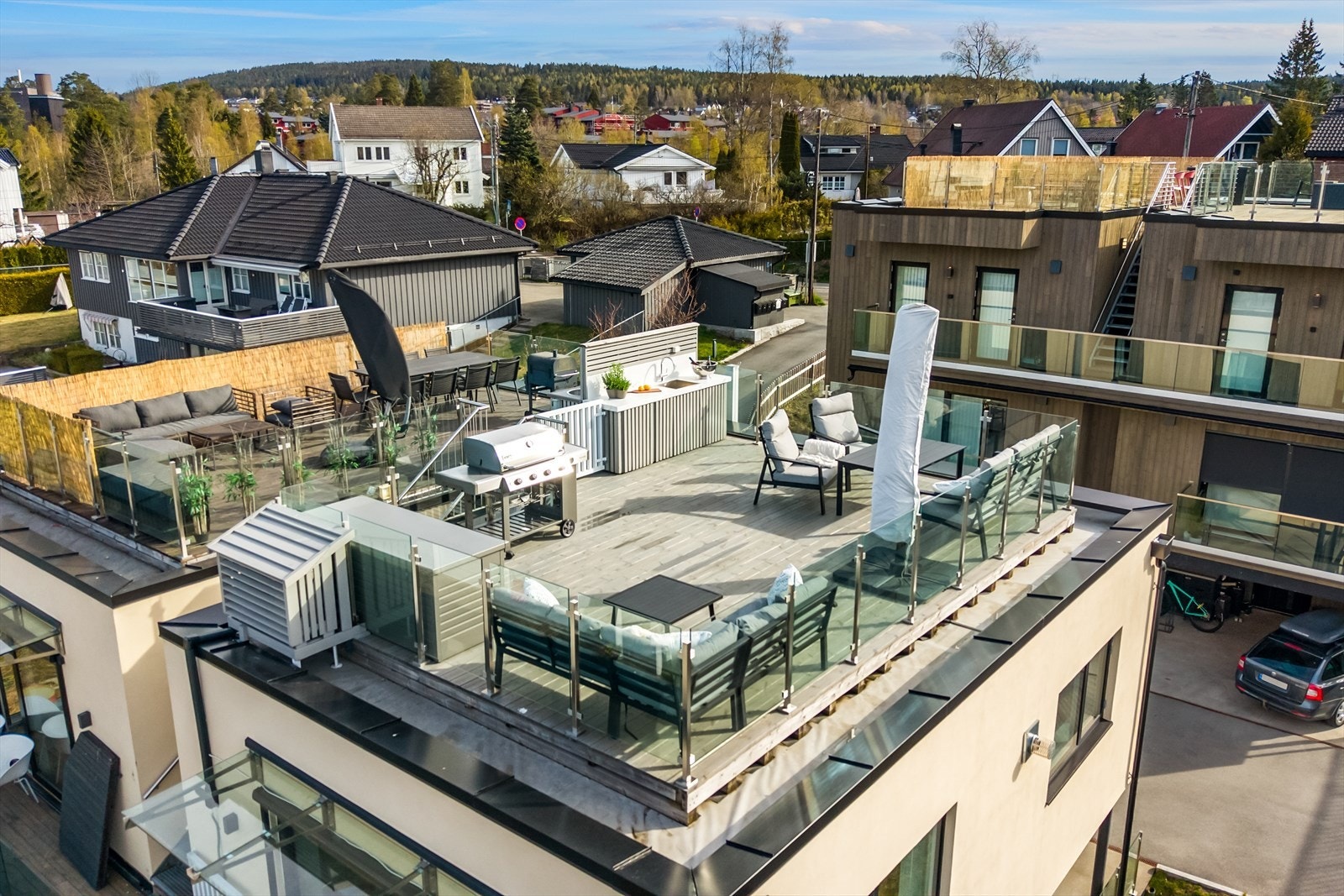 Stor takterrasse på ca. 34 kvm med rekkverk i glass rundt hele. Galleribilde