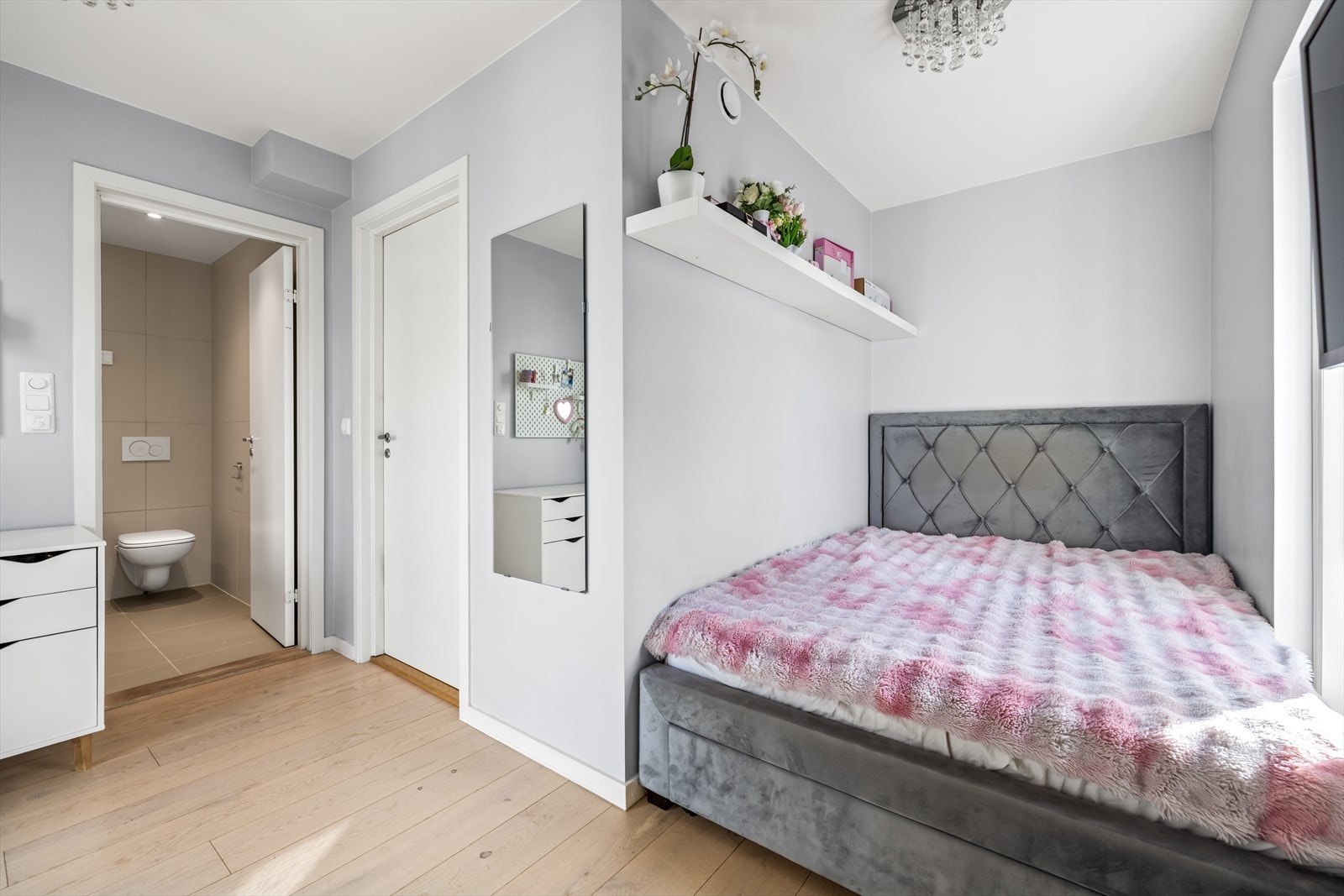 Soverom med balkong og tilgang inn til badet. Galleribilde