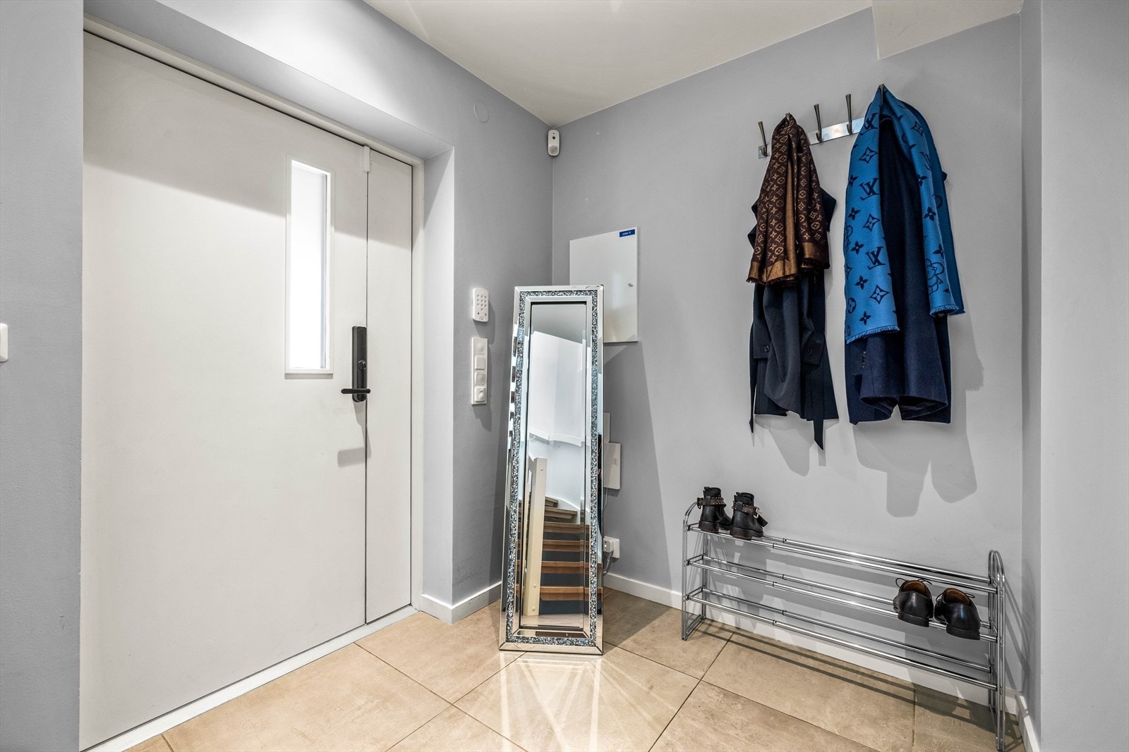 Inngang i mellometasjen via en hyggelig og romslig entré. Galleribilde