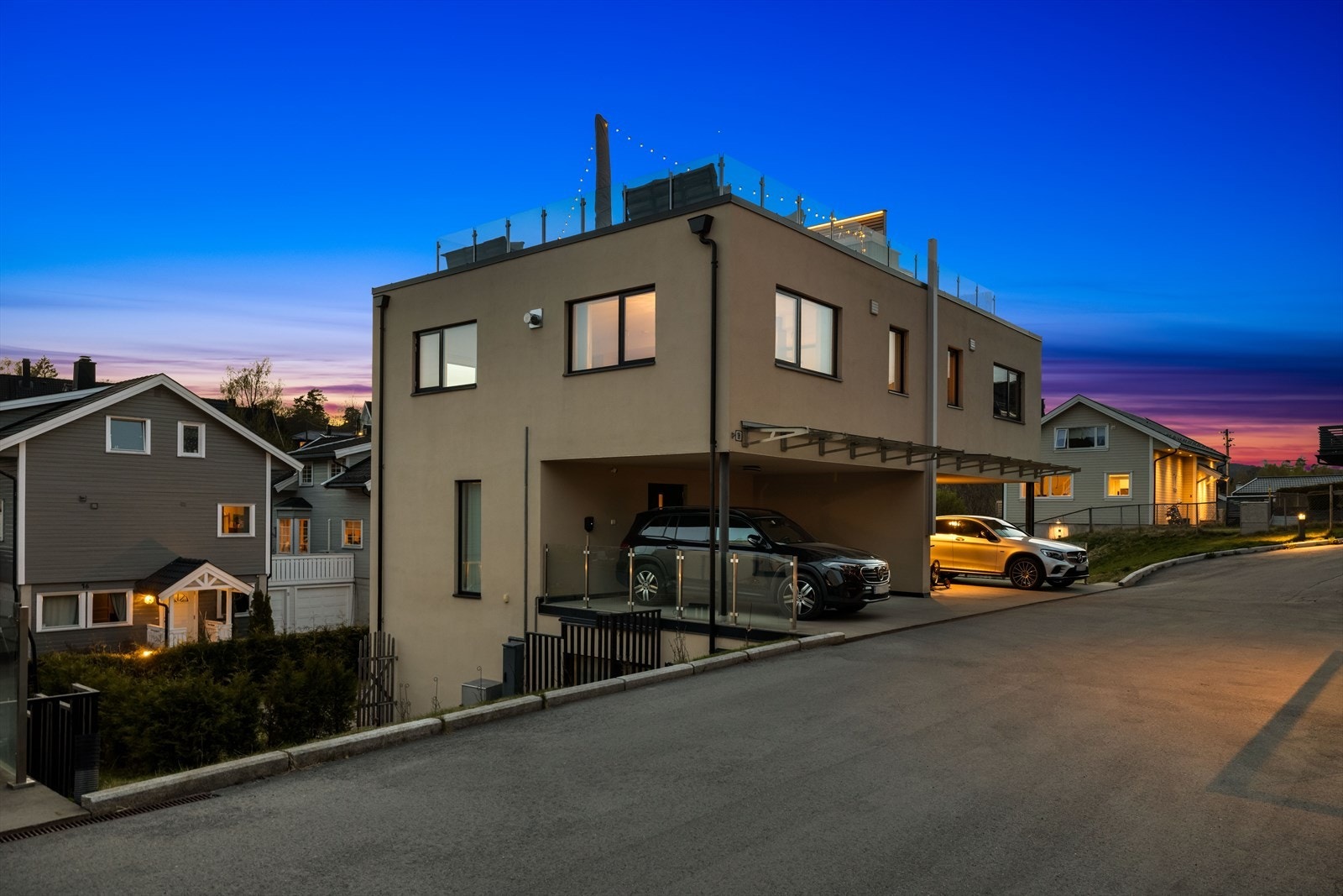 Integrert carport med plass til to biler ved inngangspartiet. Galleribilde
