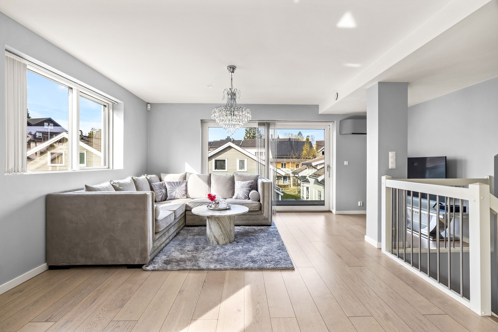 Overflatene er holdt i moderne farger og det er enstavs parkett på gulvet. Galleribilde