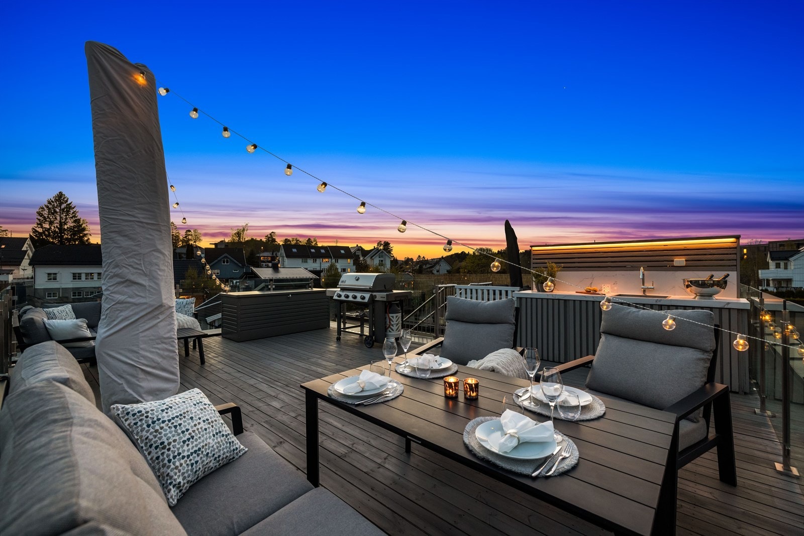 God plass til ulike sosiale soner med lounge, solsenger og bord for middager. Galleribilde