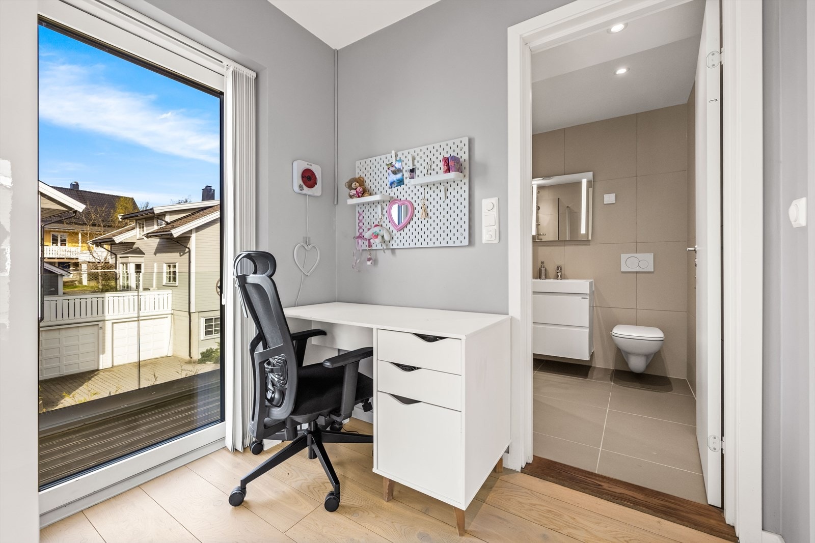 I denne etasjen ligger også ett av husets fire soverom. Galleribilde