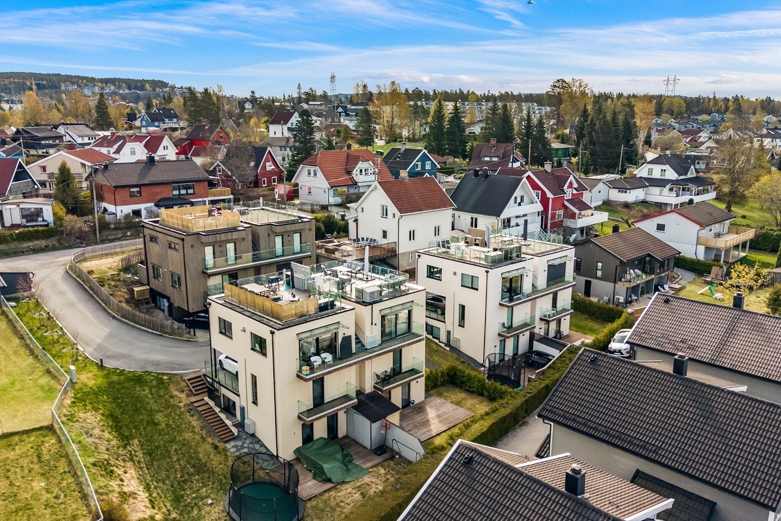 Etablert og attraktivt boligstrøk på Høybråten, bestående primært av eneboliger og småhus. Galleribilde