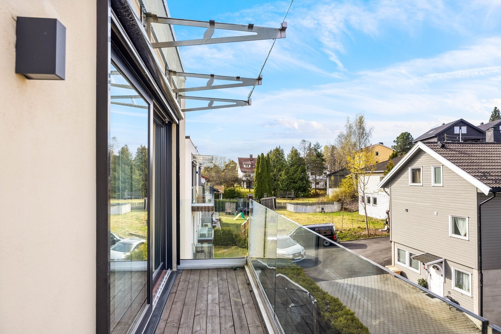 Balkong utenfor stue/kjøkken. Utvendig, elektrisk styrte screens. Galleribilde