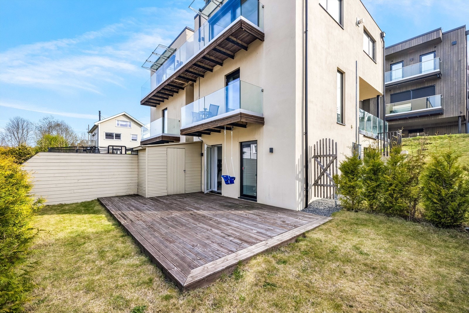 Terrasseplatting, hage og utebod på nedsiden av huset. Galleribilde