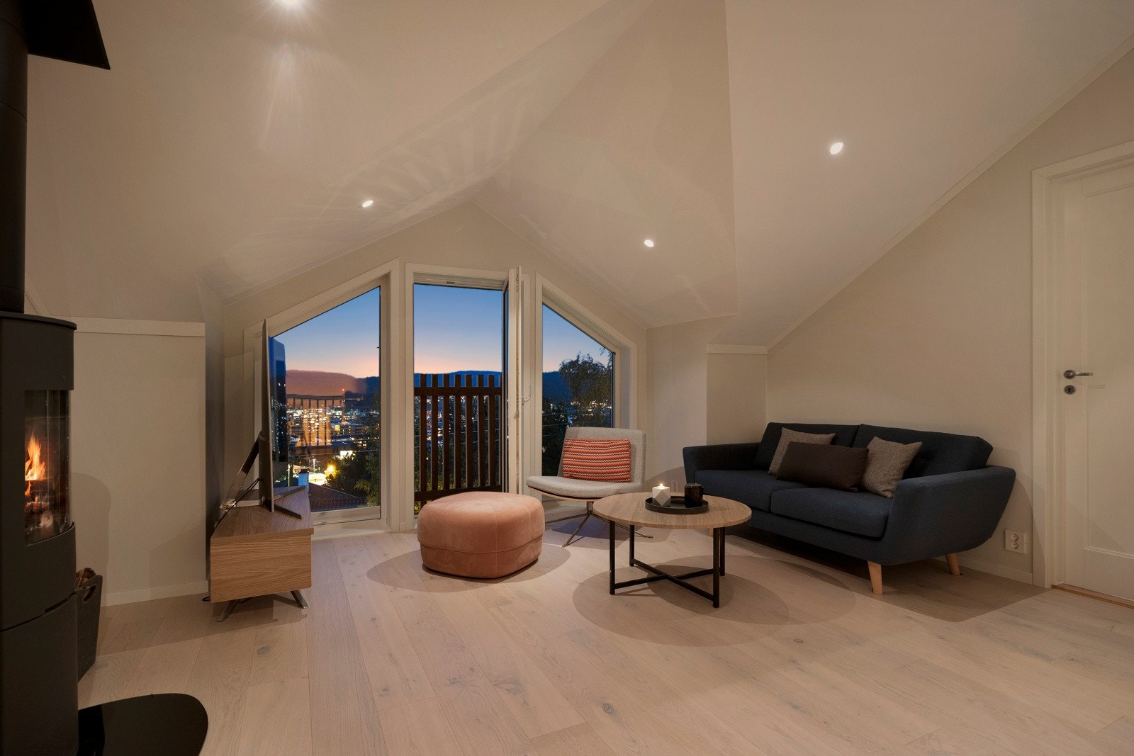 Lune kvelder sikres av en peisovn, og rommet er perfekt hvis man ønsker å trekke seg litt tilbake med en god bok eller film Galleribilde
