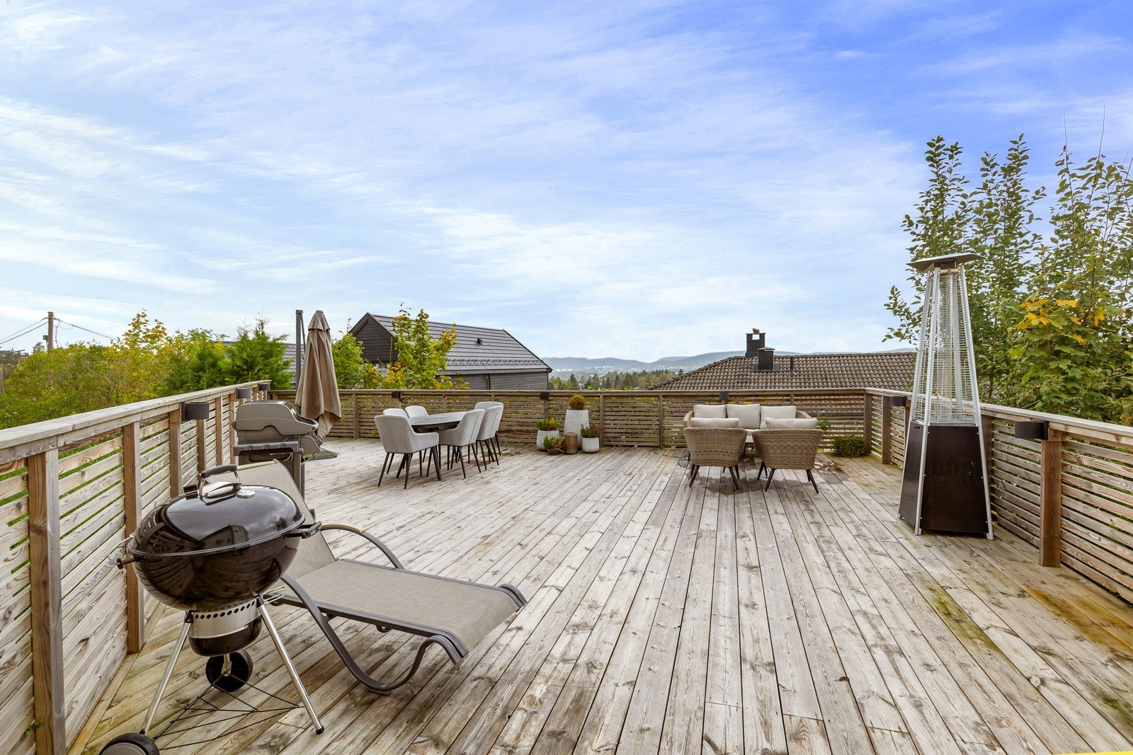 Fra stuen er det utgang til en herlig terrasse på ca. 55 kvm - oppført etter overtakelsen i 2019 Galleribilde