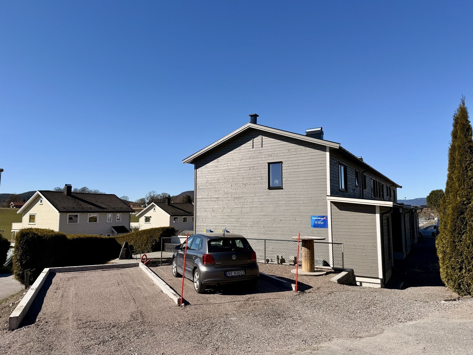 Boligen ligger fint til med attraktiv beliggenhet i barnevennlig og populært boligområde på Rising. Her bor man i landlige omgivelser, men samtidig svært sentralt til med kort vei til Skiens sentrumsgater.
Foto: Privat Galleribilde