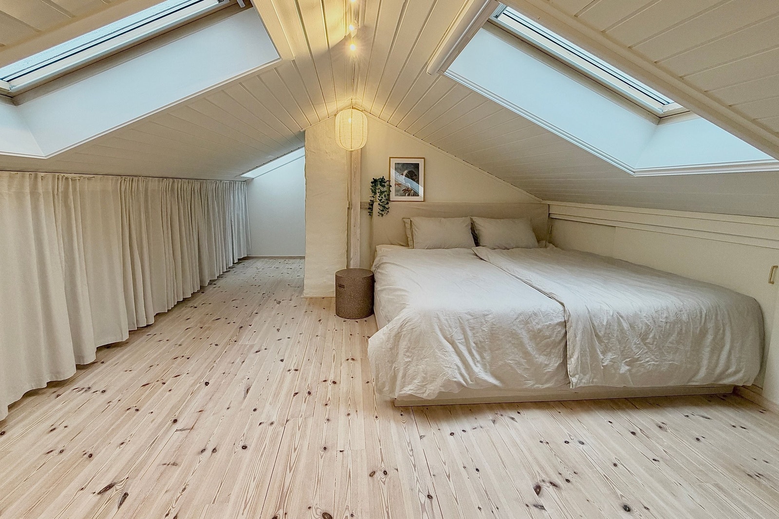 Loft, stort gulvareal, fire Velux takvinduer med lystett solskjerming og to utvendige screens Galleribilde