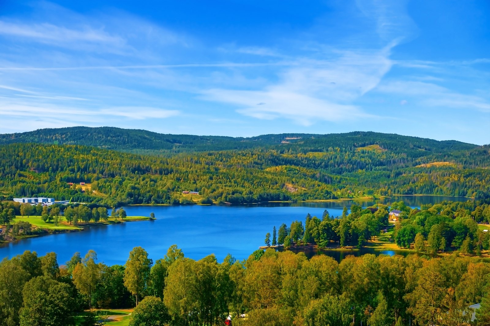 Leiligheten er beliggende på Holmenkollens solside og har en praktfull utsikt mot fjorden, over Bogstadvannet og mot marka Galleribilde