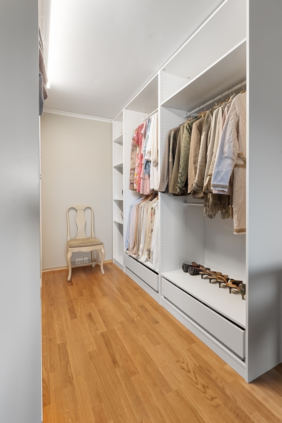 Walk-in garderobe i tilknytning til hovedsoverom Galleribilde