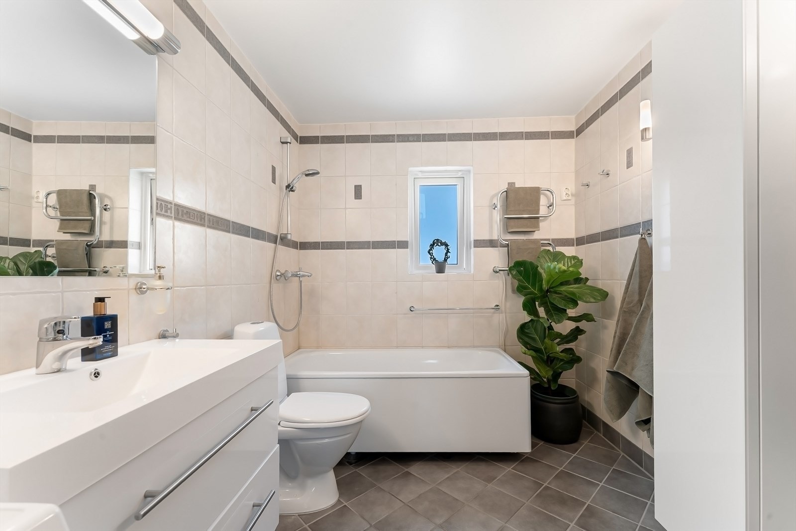 Badet har vindu slik at man kan lufte ved behov Galleribilde