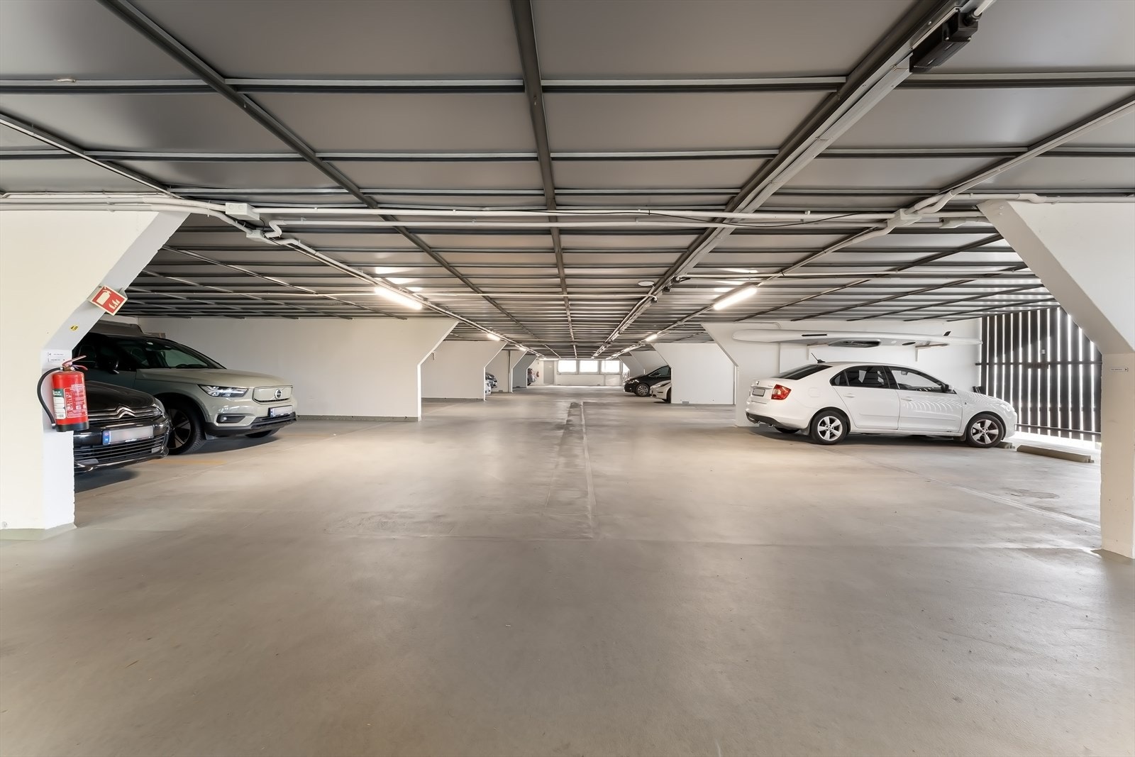 Det er kort vei fra leiligheten til garasjeplassen Galleribilde
