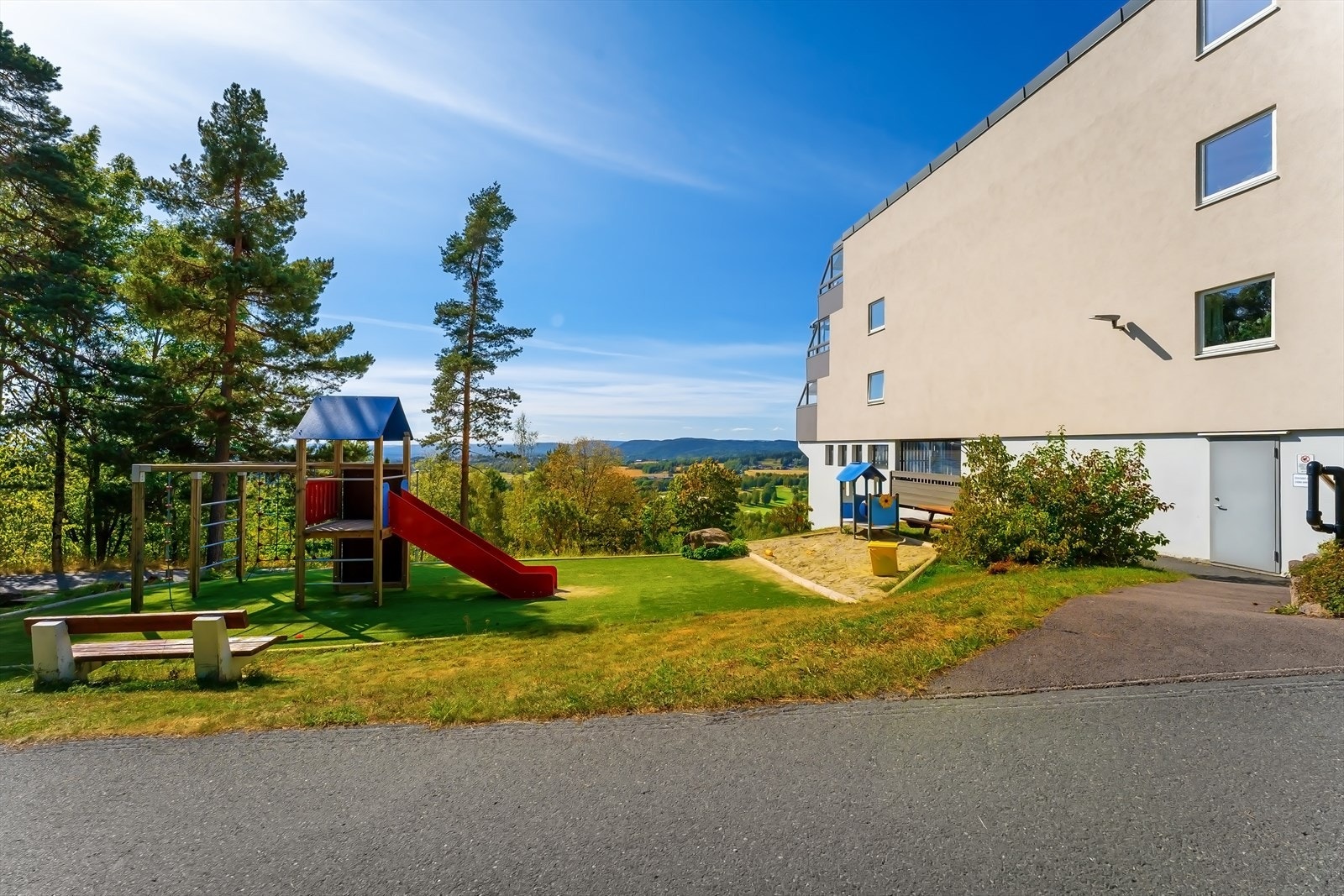 Det er flere steder hvor det er montert lekeapparater Galleribilde