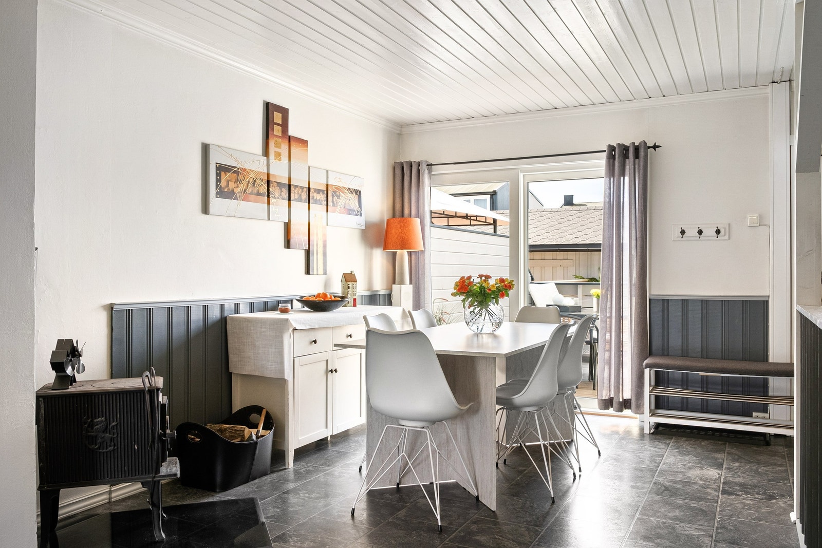 Lys spiseplass med vedovn og direkte utgang til terrasse - perfekt for sosiale soner inne og ute. Galleribilde