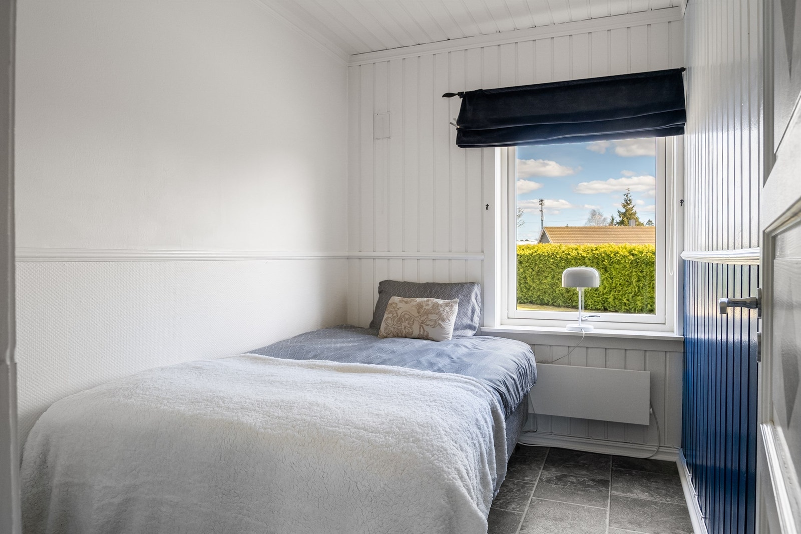 Soverom i 1. etg med gode lysforhold og rolig beliggenhet. Galleribilde