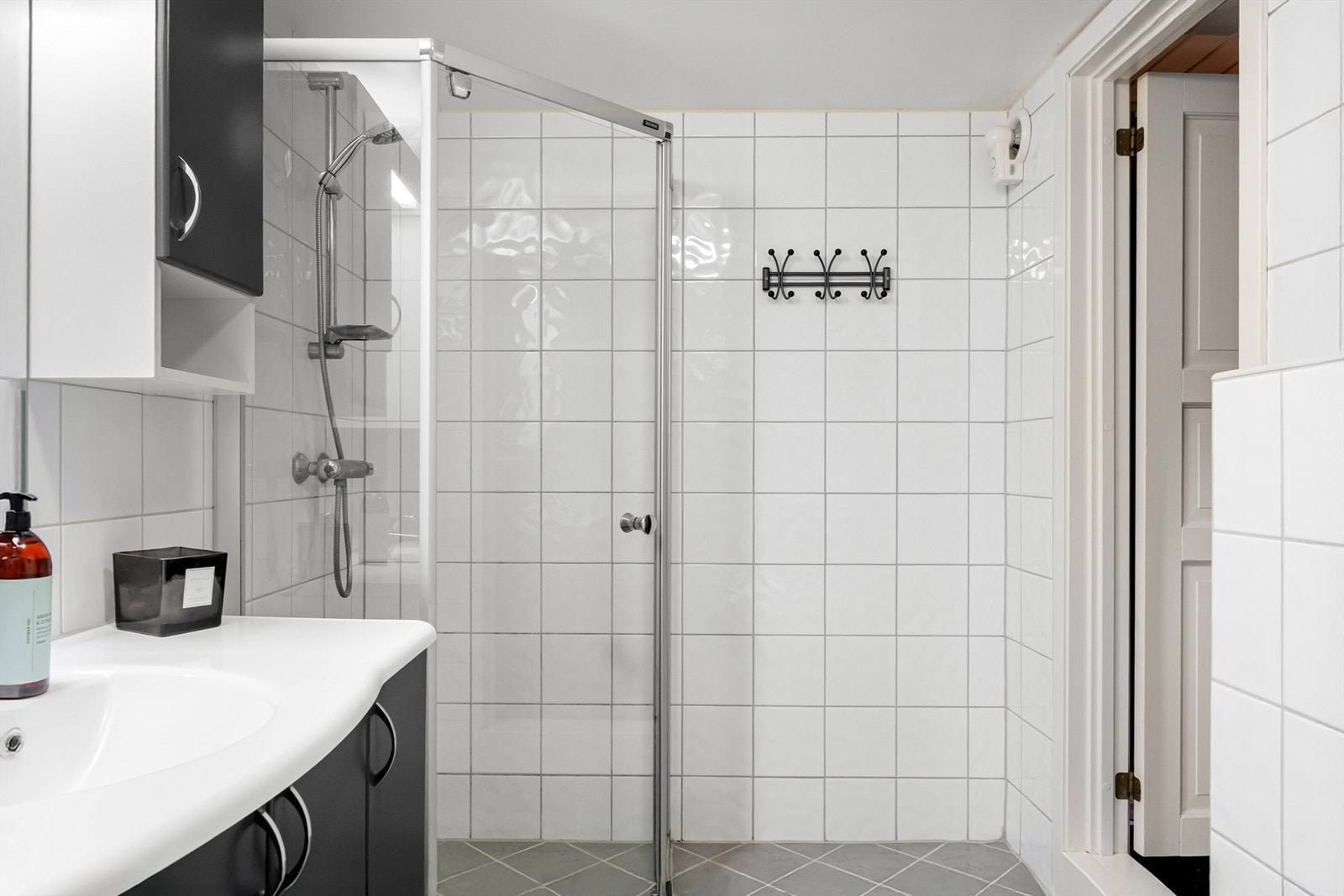 Badet i underetasjen inneholder et eget dusjområde, og har en god praktisk planløsning. Galleribilde