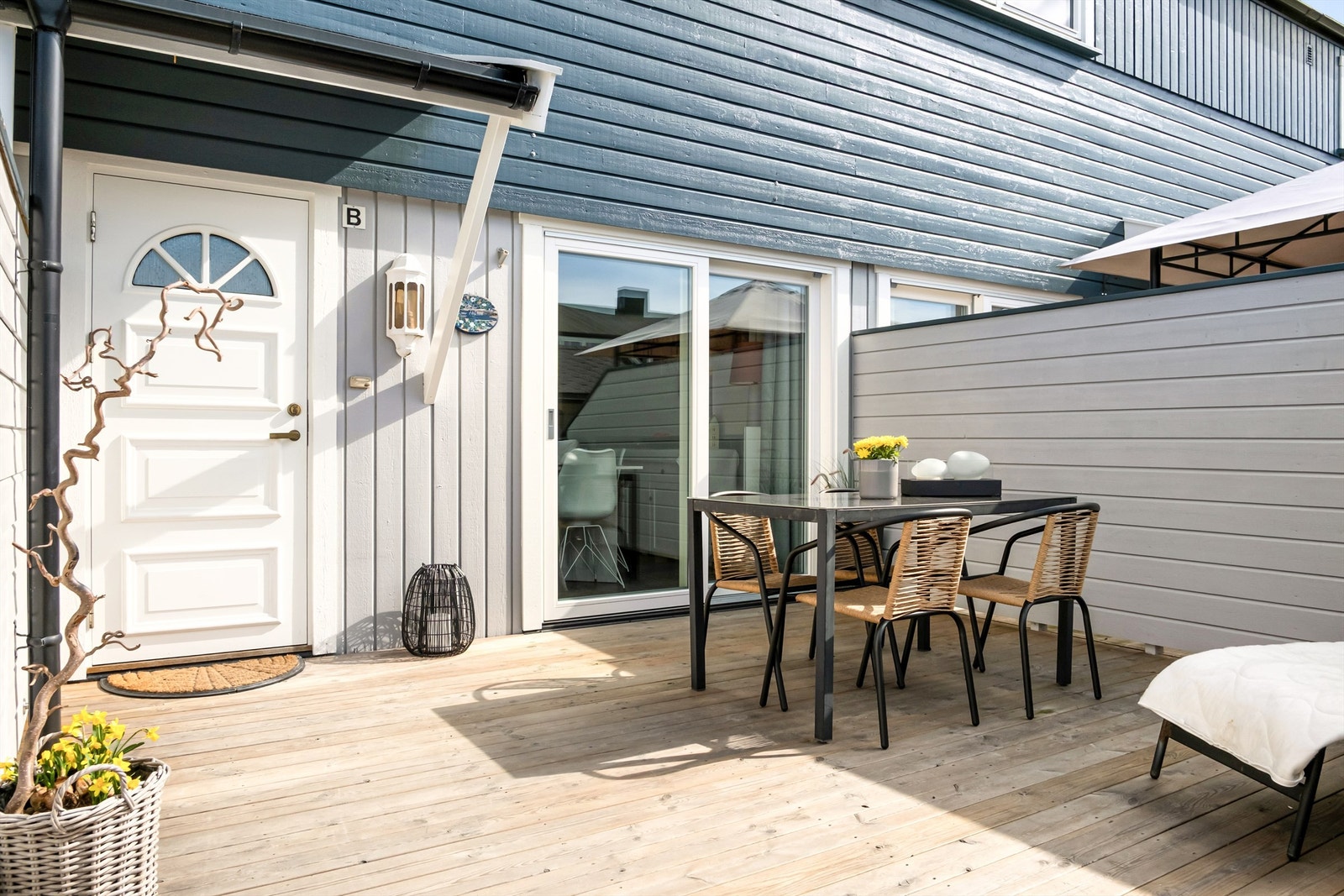 Solrik terrasse med plass til spisegruppe og direkte adkomst til boligen. Galleribilde