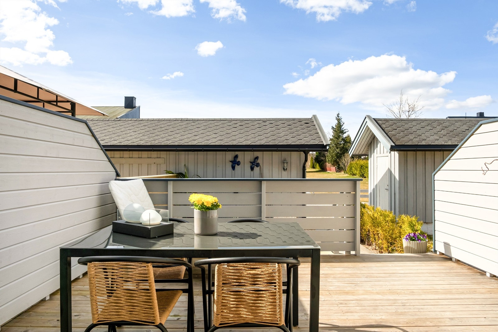 Solrik og skjermet terrasse med god plass til spisegruppe - perfekt for lange sommerkvelder og sosiale sammenkomster. Galleribilde
