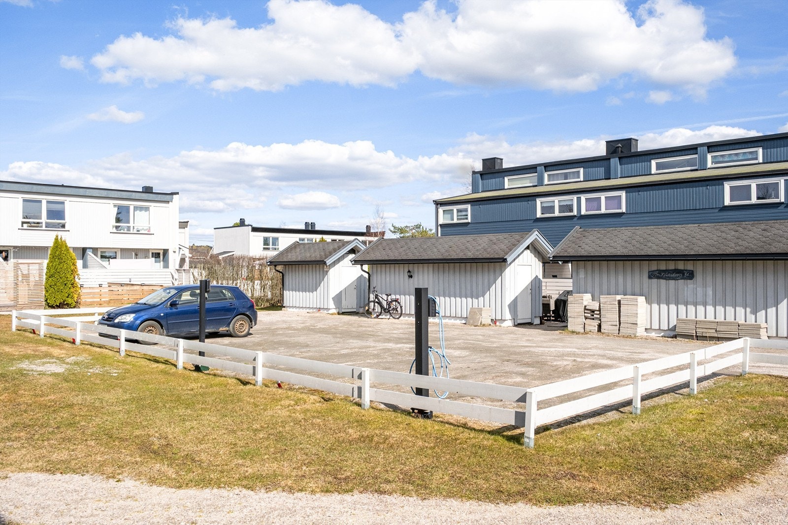 Gode parkeringsmuligheter i tilknytning til boligen. Galleribilde