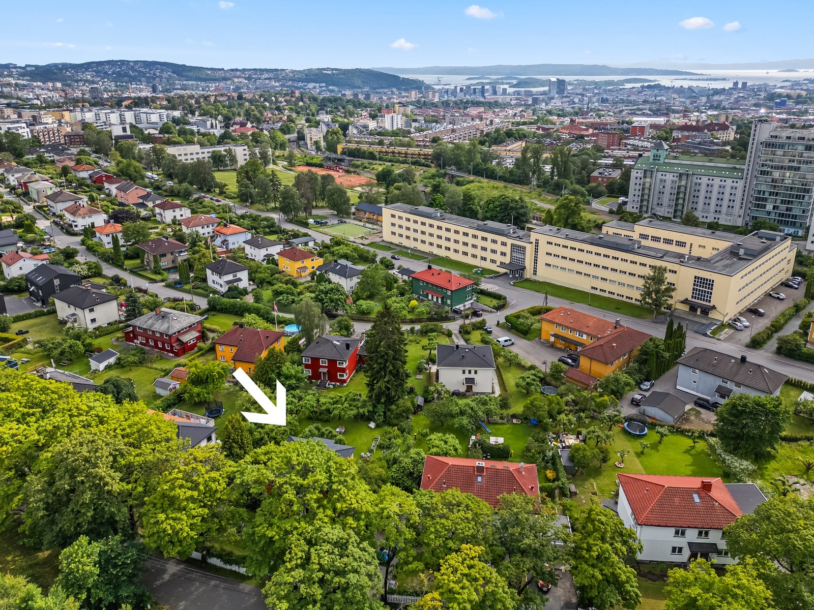 Fra boligen er det kort vei til skole, barnehager, butikker og kollektivtransport. Galleribilde