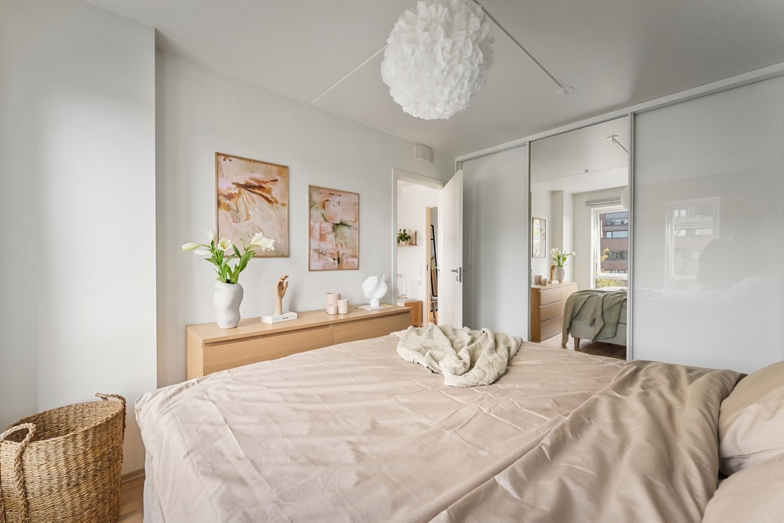 Soverommet har godt med garderobeskap. Galleribilde