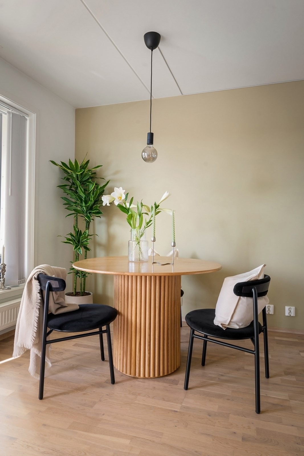 Perfekt plassering for både større og mindre spisebord. Galleribilde