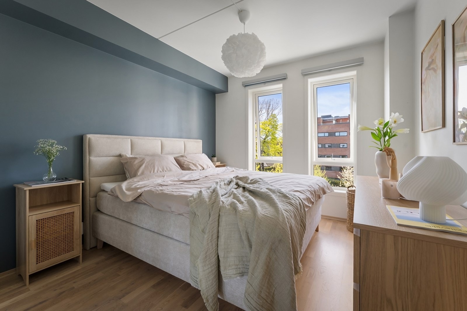 Lyst og luftig soverom med god plass til dobbeltseng og nattbord. Galleribilde