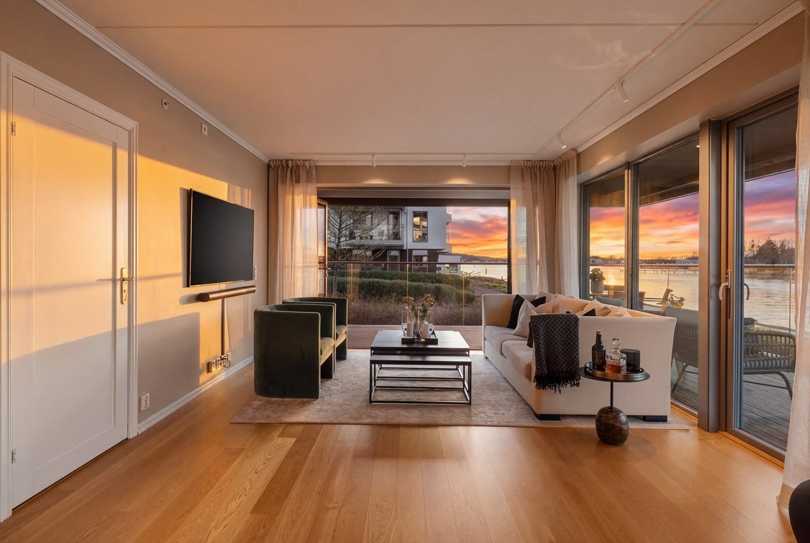 Det er to fine uteplasser med utgang fra stuen på henholdsvis 9 og 18 kvm, med tredekke og glassrekkverk. Galleribilde