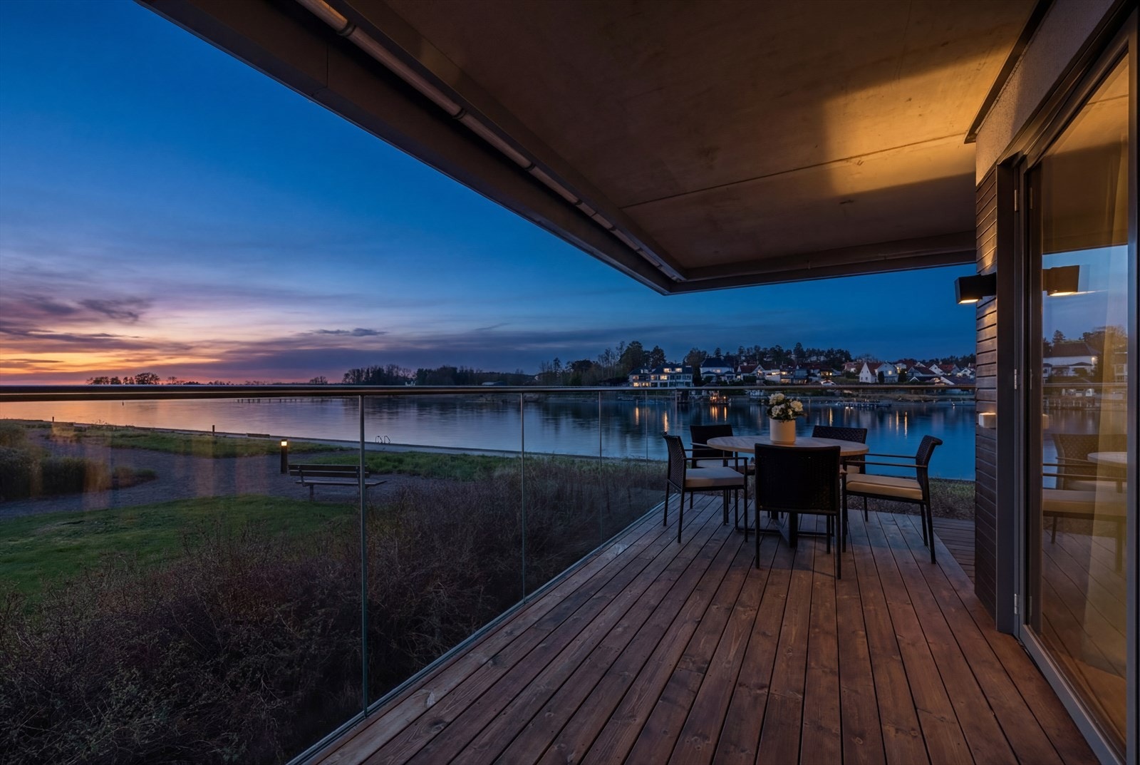 Fra terrassearealet kan nydelig utsyn mot Husøysund nytes både på dag- og kveldstid. Galleribilde