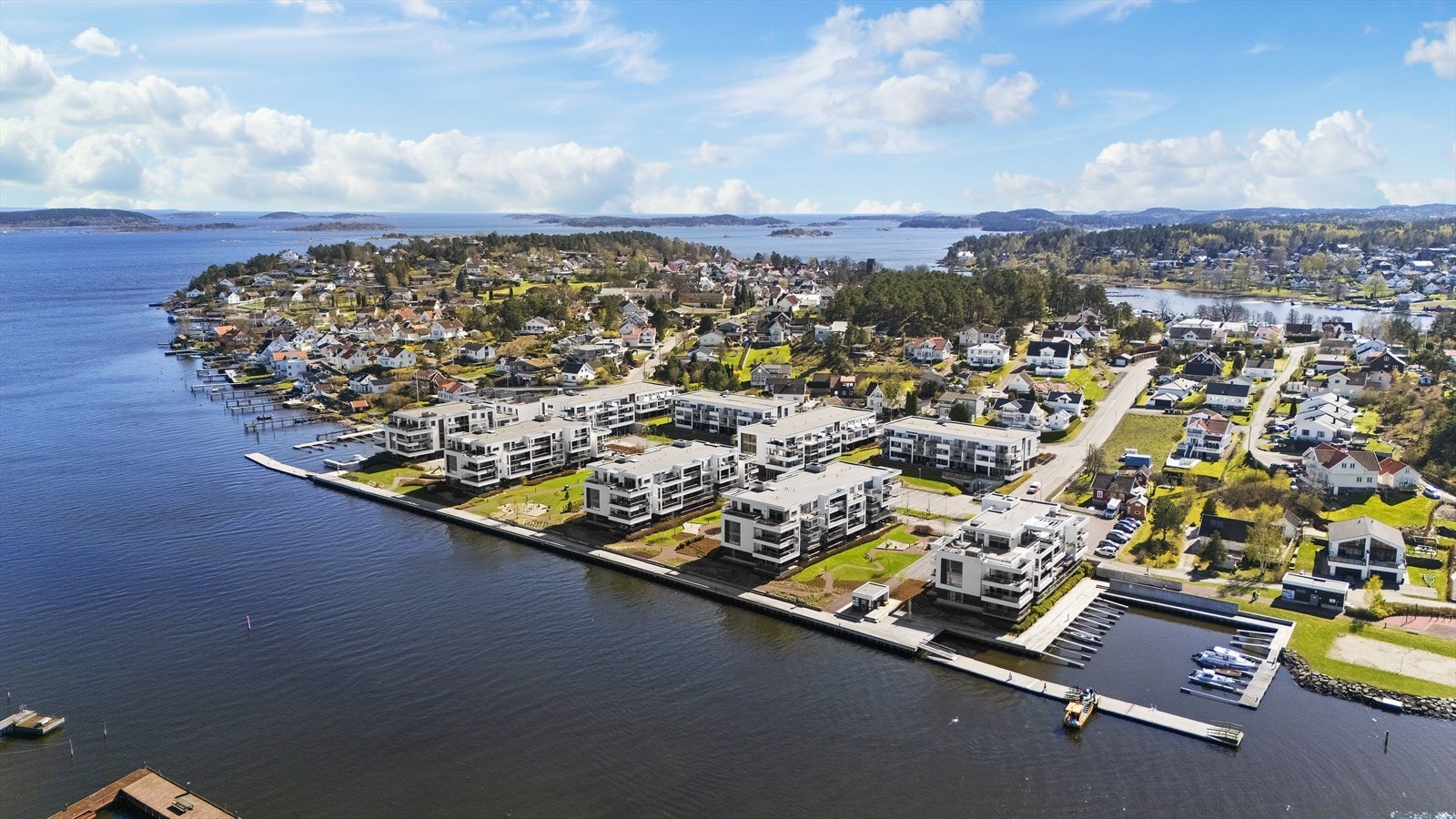 Dagligvarehandelen kan gjøres på blant annet Spar Føynland som ligger ca. 1,1 km fra leiligheten. Ønsker du ytterligere servicetilbud har Teie torv og Tønsberg sentrum gode shoppingmuligheter, samt en rekke kafeer, restauranter og puber. Galleribilde