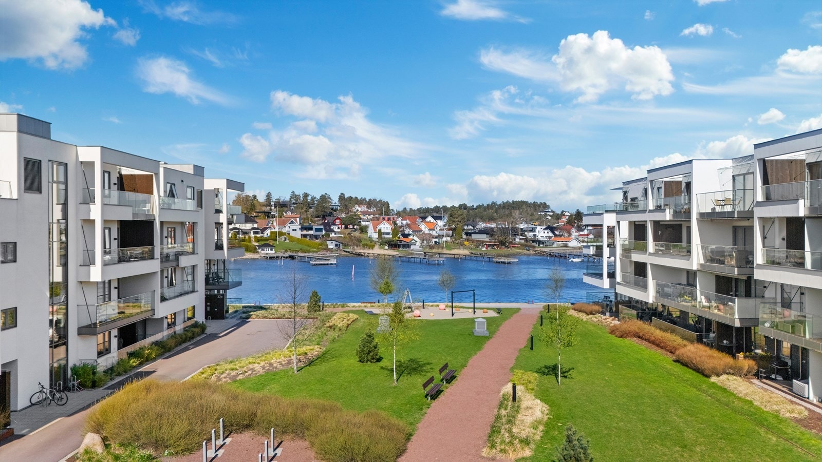 Nærmiljøet er attraktivt og trivelig, og byr på solrike omgivelser med duft av sjø, nydelig utsikt og lyden av lett bølgeskvulp. Galleribilde