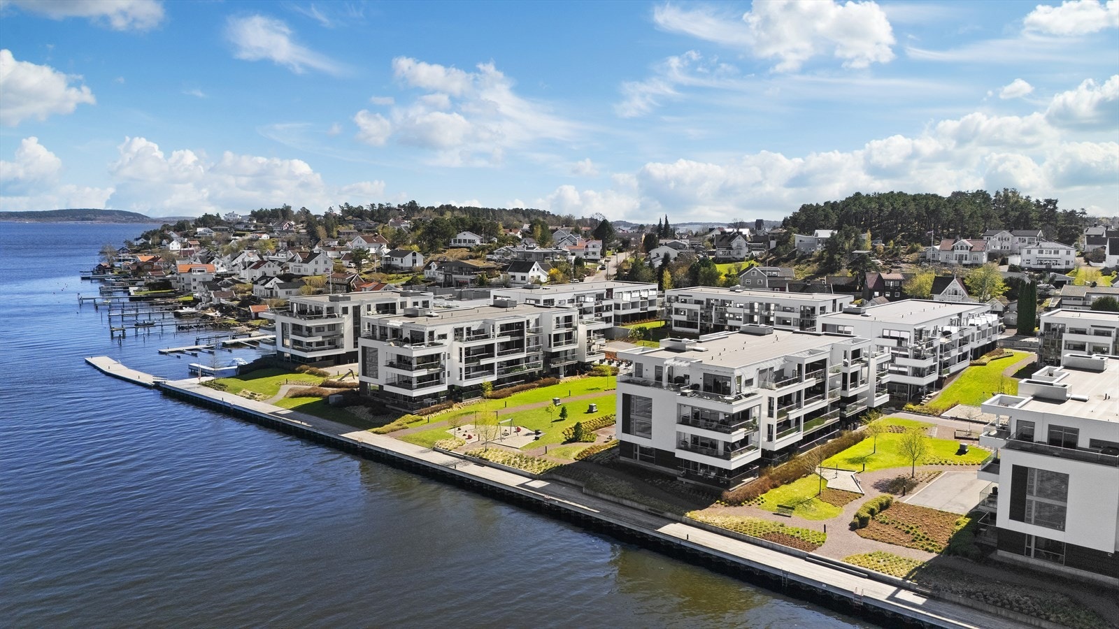 Rett i nærheten ligger Husøy Golfpark, og ved Husøy Havn starter en godt oppmerket kyststi for hele familien. Galleribilde