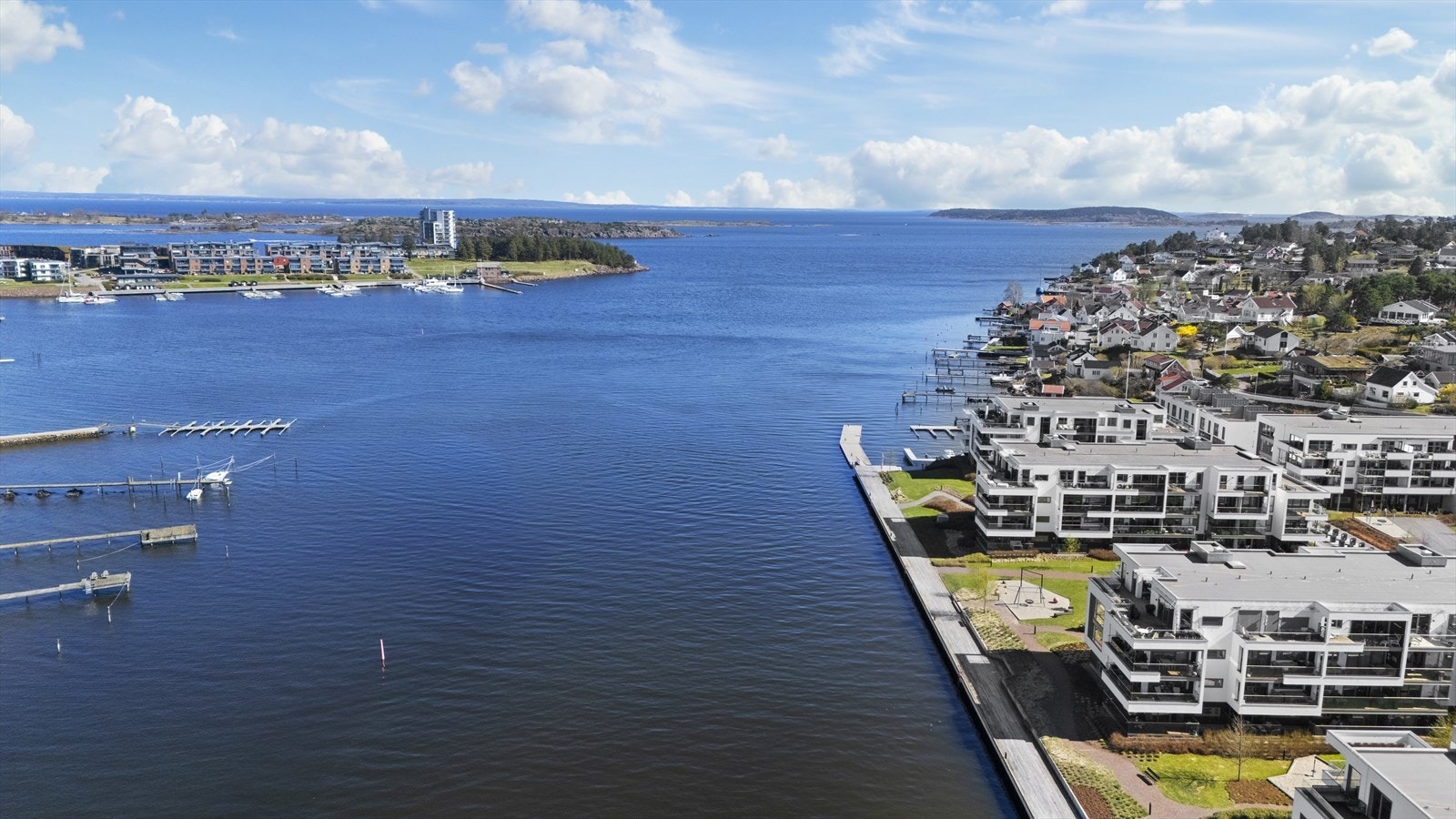 På Husøy Havn bor du med et padleparadis rett utenfor ytterdøren og kajakker til gratis utlån i kjelleren. For den badeglade er det flere fantastiske strender rundt på Husøy, både med og uten stupebrett. Galleribilde