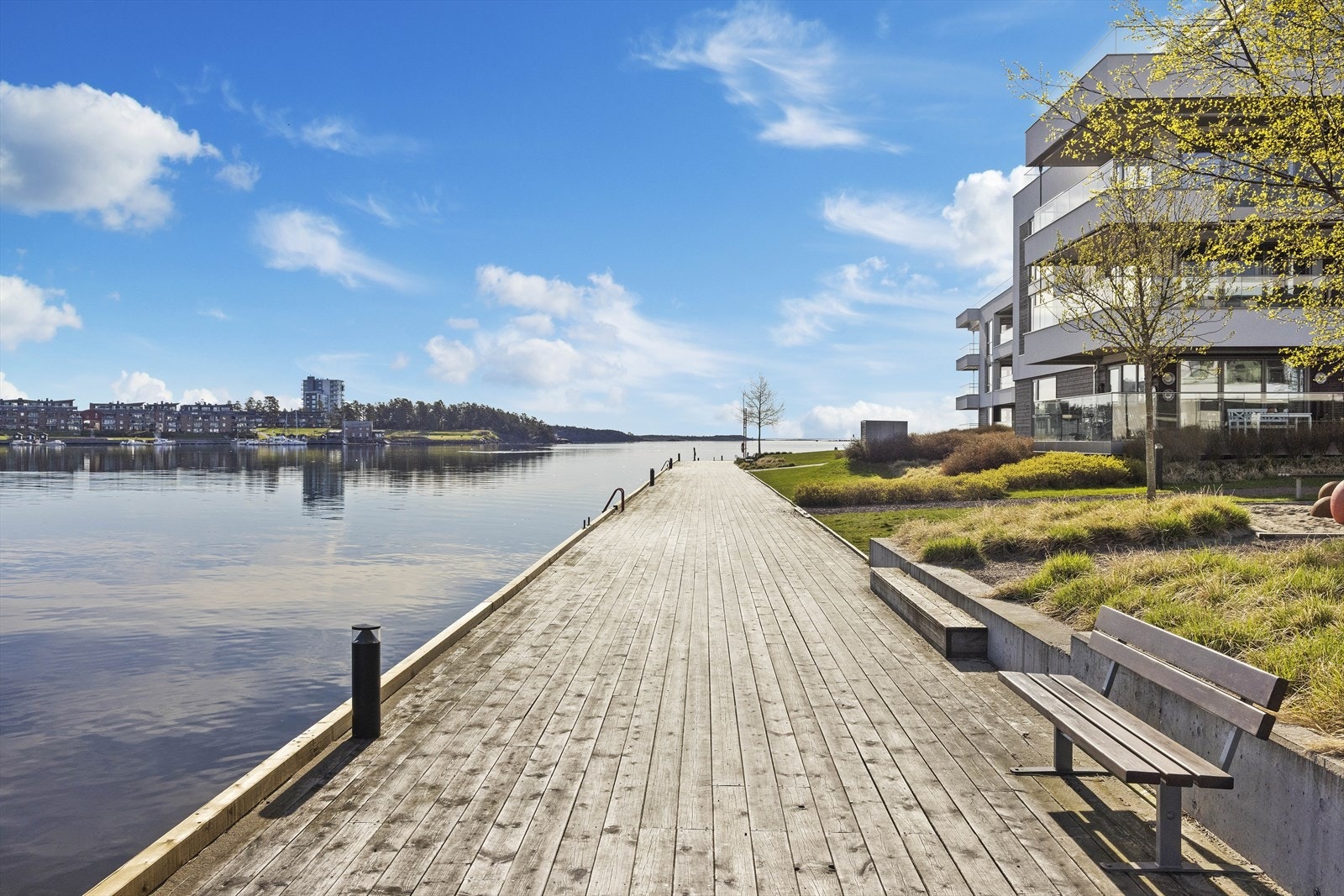 Rett på utsiden av døren er det strand og brygge med flotte bademuligheter for store og små! Galleribilde