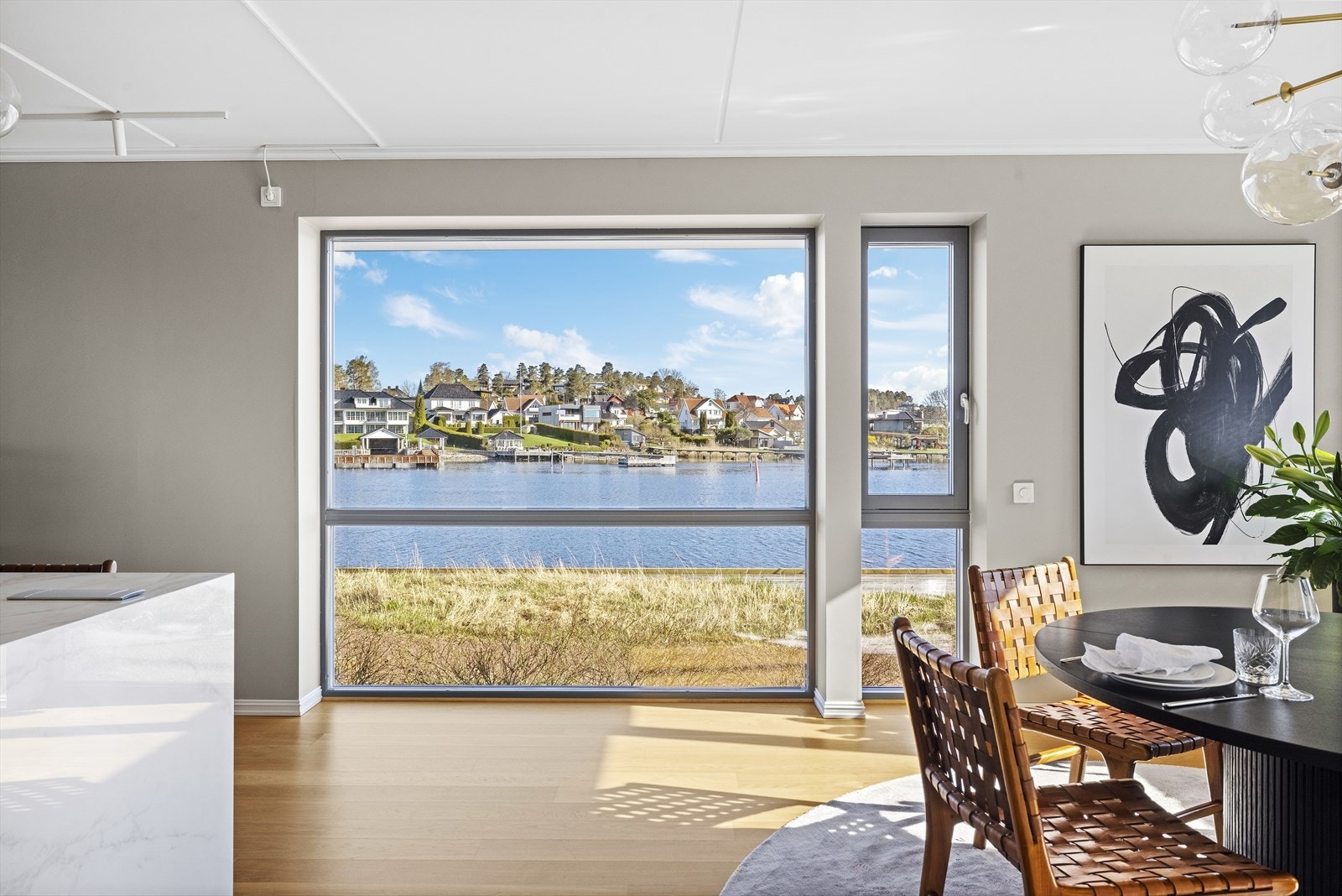 Leiligheten ligger i første etasje med alt på en flate, noe som gir en god kontakt med uteområder og følelse av å bo på bryggekanten. Galleribilde