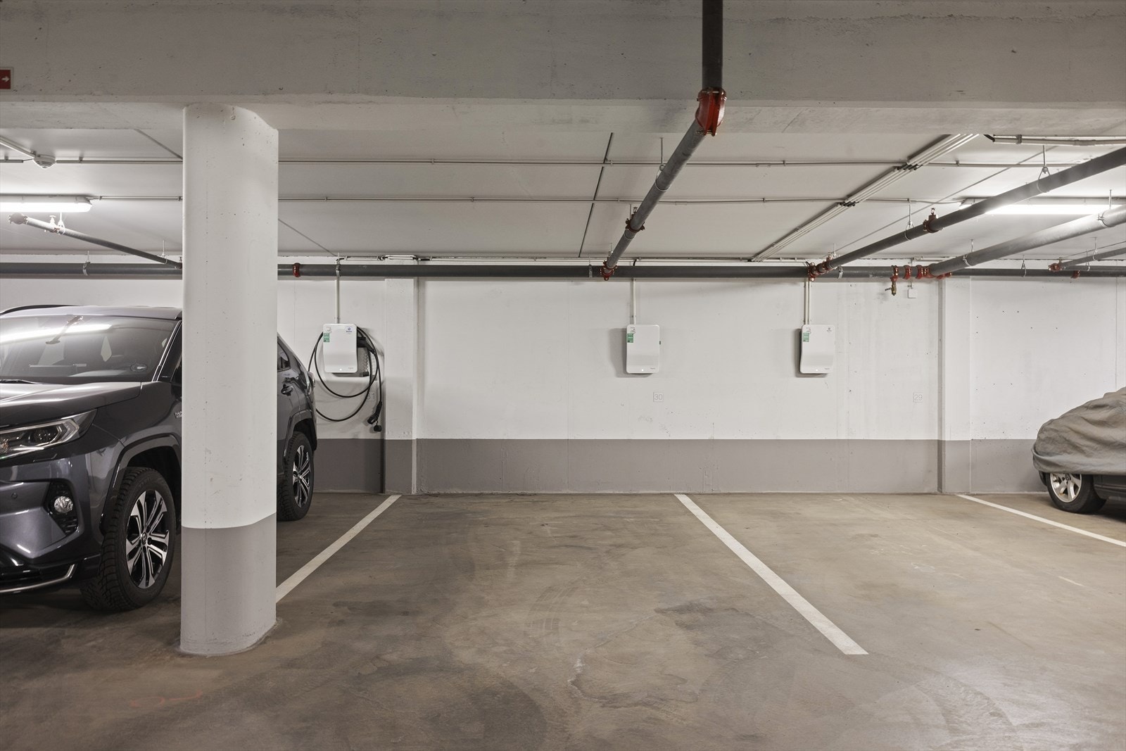 Plass nr. 30 har elbil-lader med eget ladeabonnement. Galleribilde