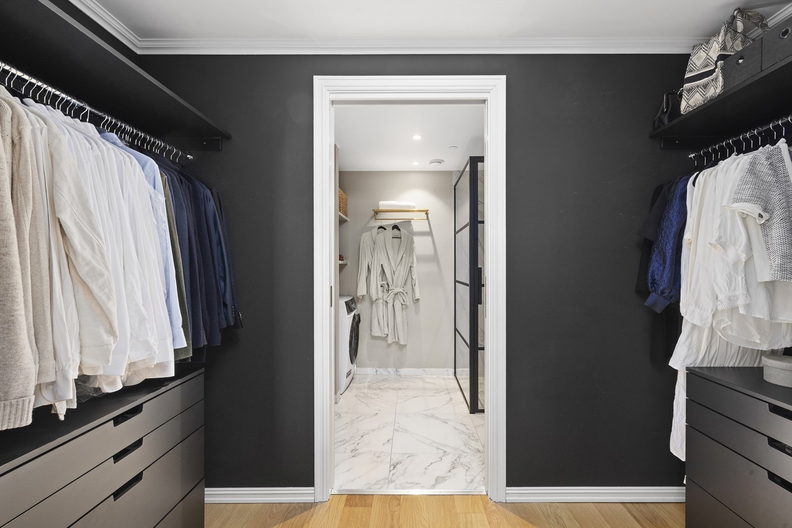 Det er en praktisk og tiltalende walk in garderobe som har godt med oppbevaringsplass. Galleribilde