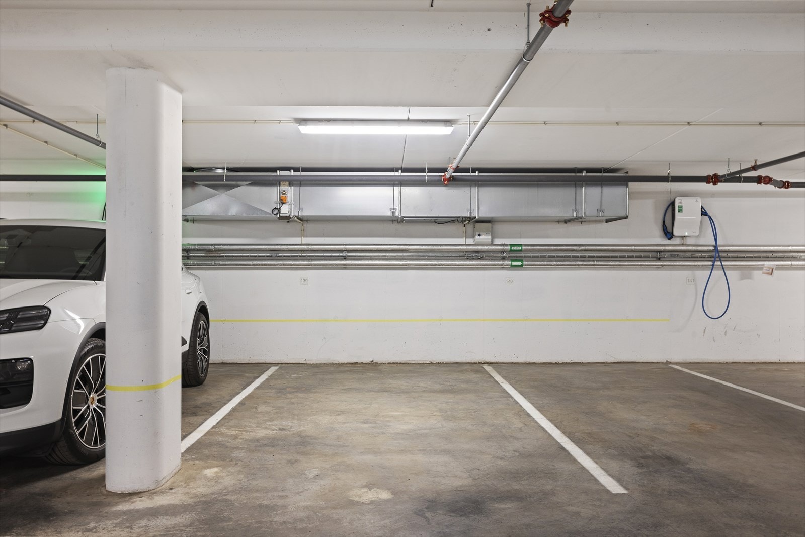 To garasjeplasser medfølger seksjonen (plass nr. 30 og 139). Galleribilde