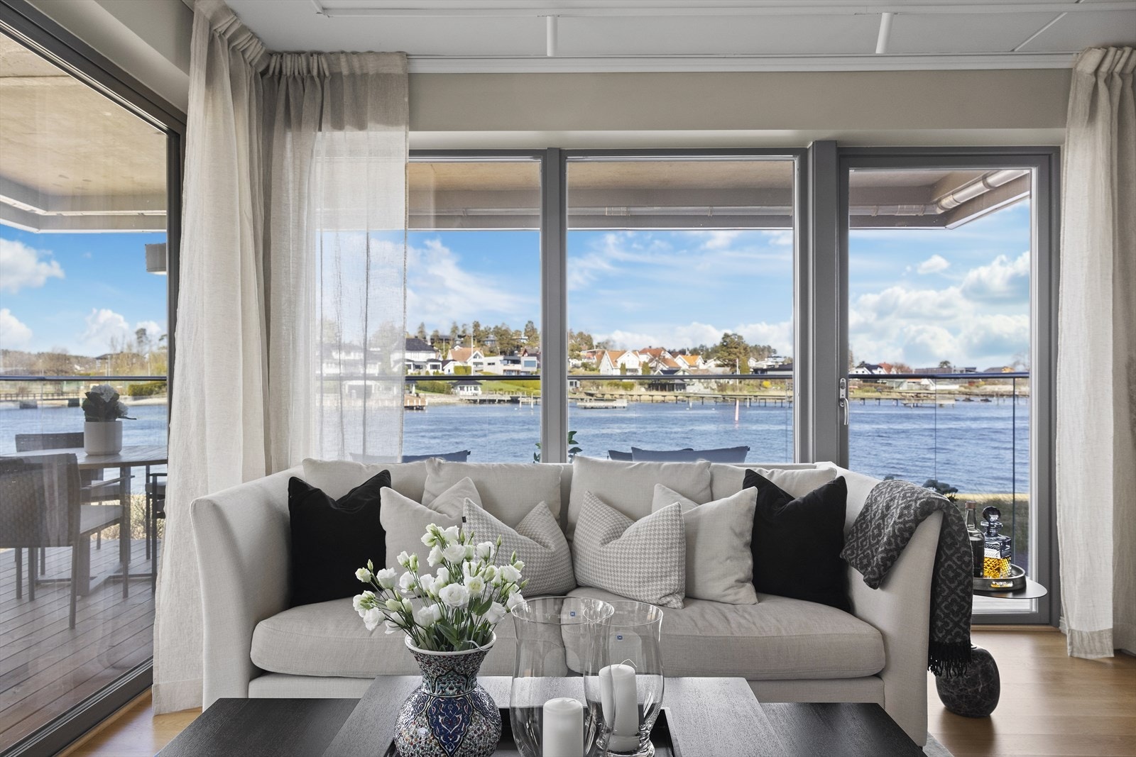 Her bor du i første rekke, nærmest på bryggekanten, med nydelig utsyn over innseilingen fra tilnærmet alle vinduer i leiligheten. Galleribilde