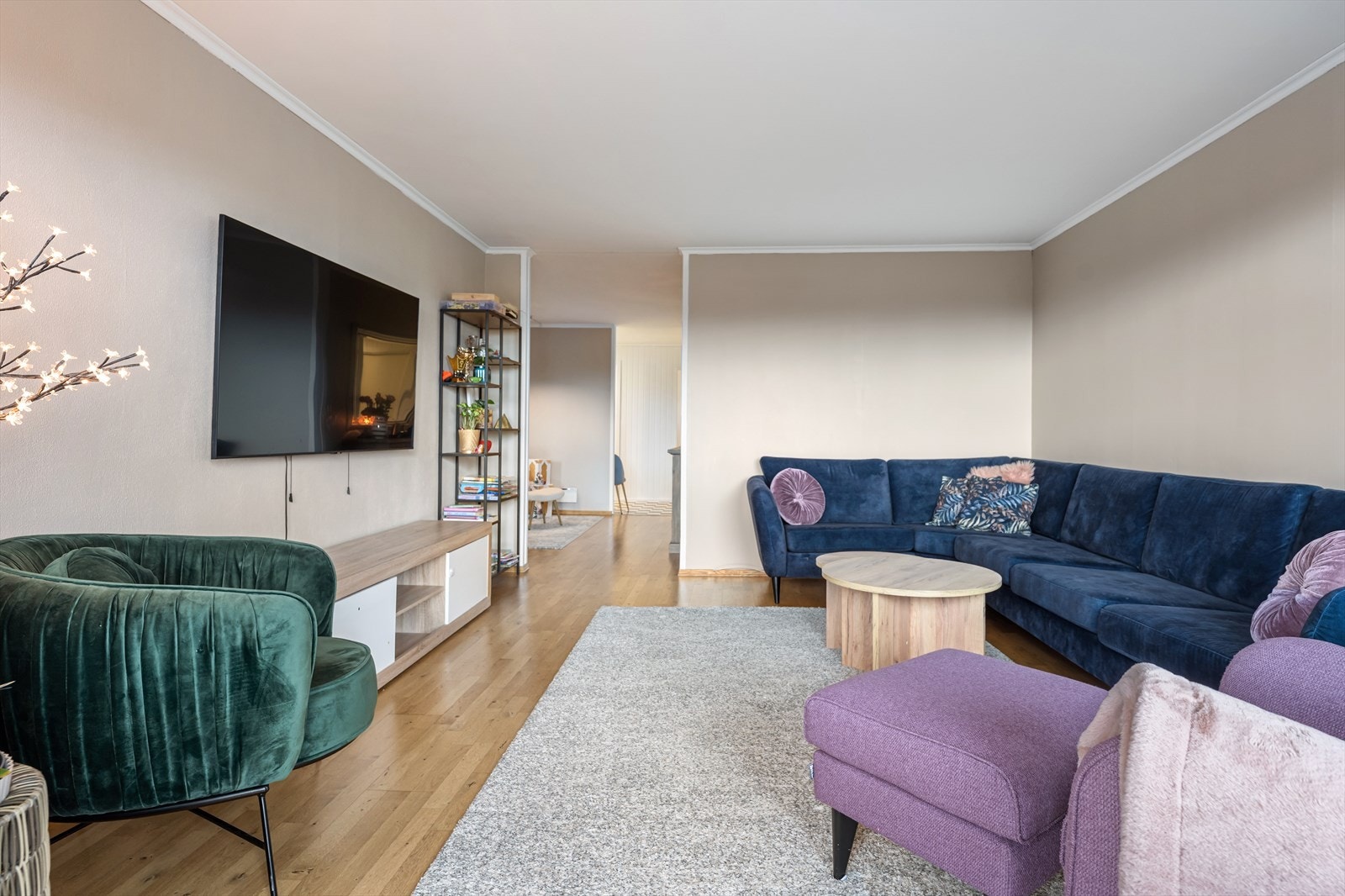 Vinduene gir godt med lysinnslipp i stuen og videre inn i spisestuen. Galleribilde