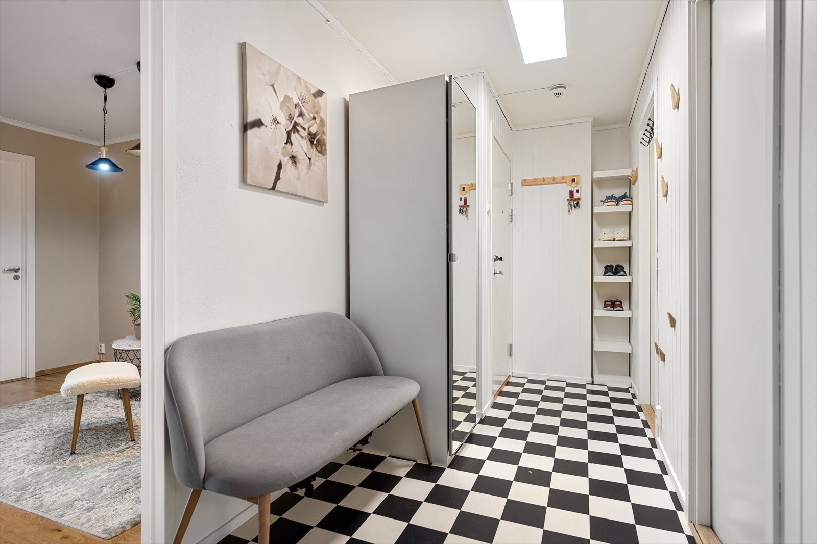 I entréen er det plass til skohylle og garderobeskap for oppbevaring. Galleribilde