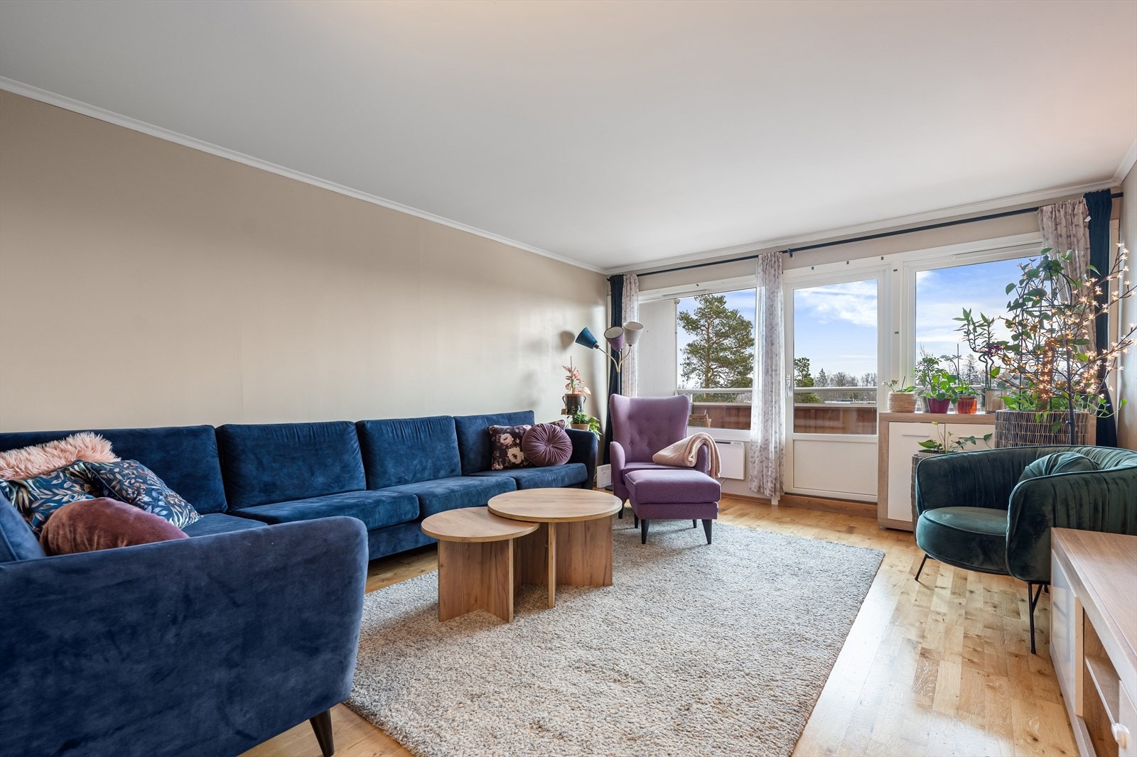 I stuen har man god plass til en stor sofagruppe, med TV-møblement på motsatt side. Galleribilde