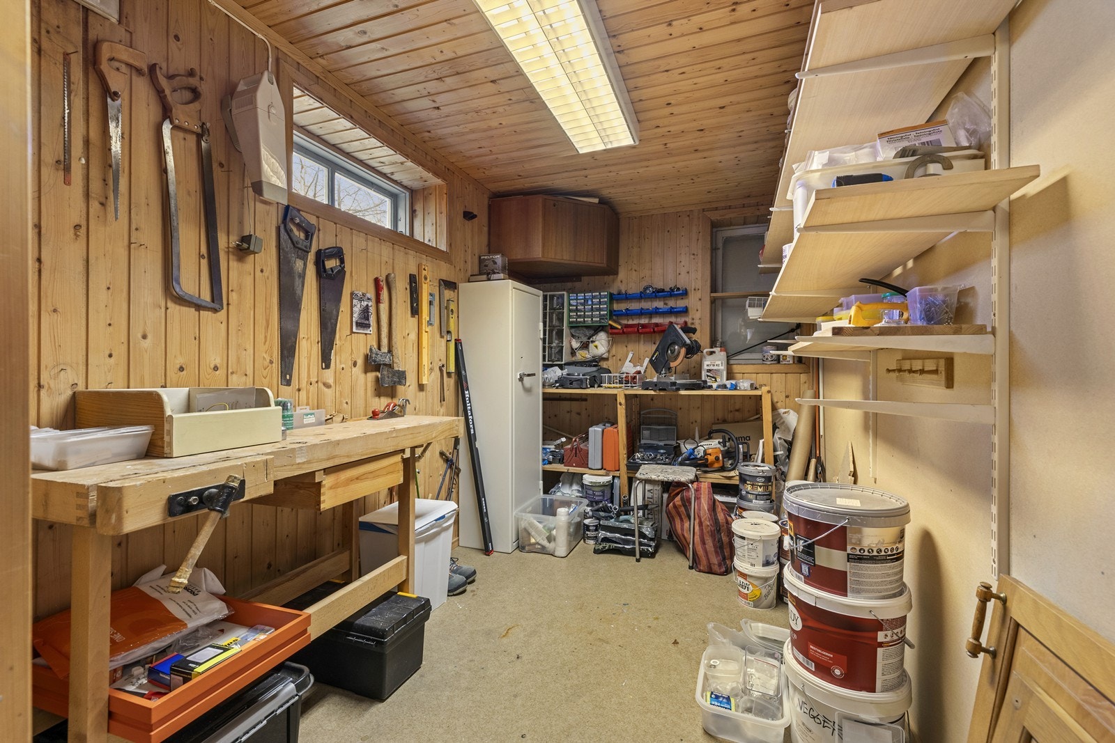 Underetasjen byr på rikelig med lagringsplass med tre boder, samt plass for en verkstedbenk. Galleribilde