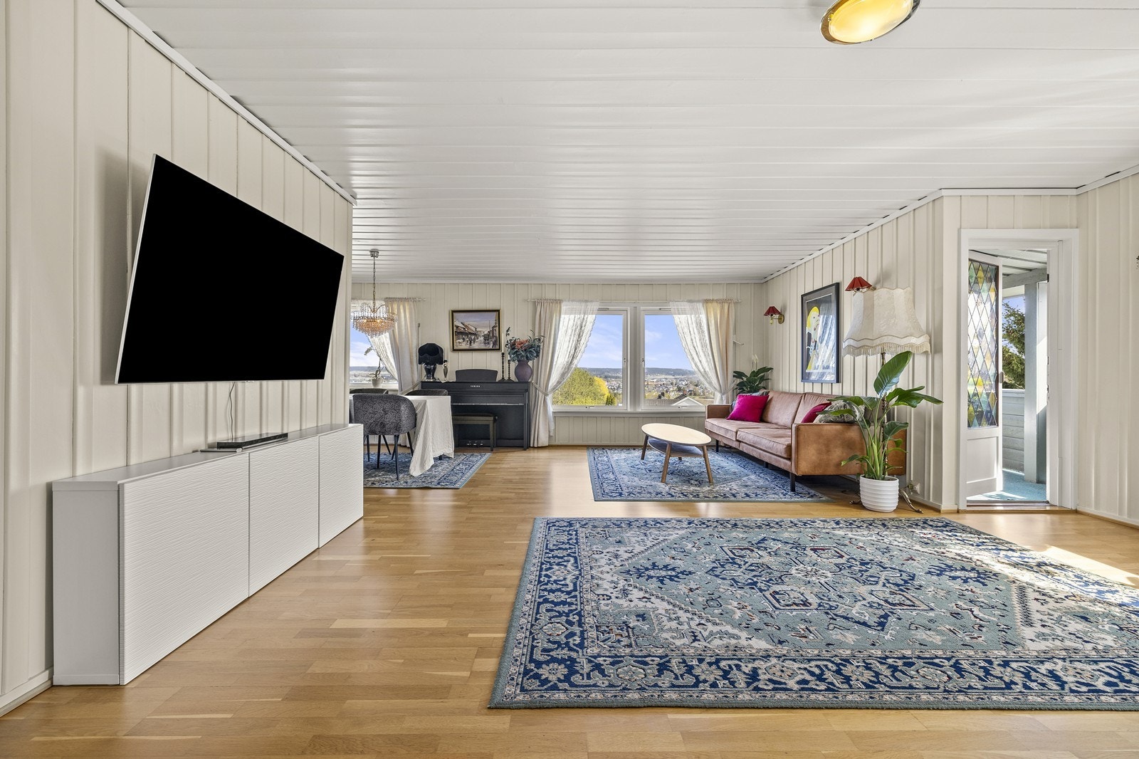 Stuen i andre etasje er romslig og gir god plass til både sofagruppe og en egen spisedel for større sammenkomster. Galleribilde