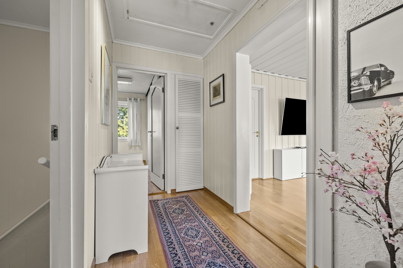 Fra gangen er det inngang til soverommene, badet og stuen, samt trapp ned til de andre etasjene. Galleribilde