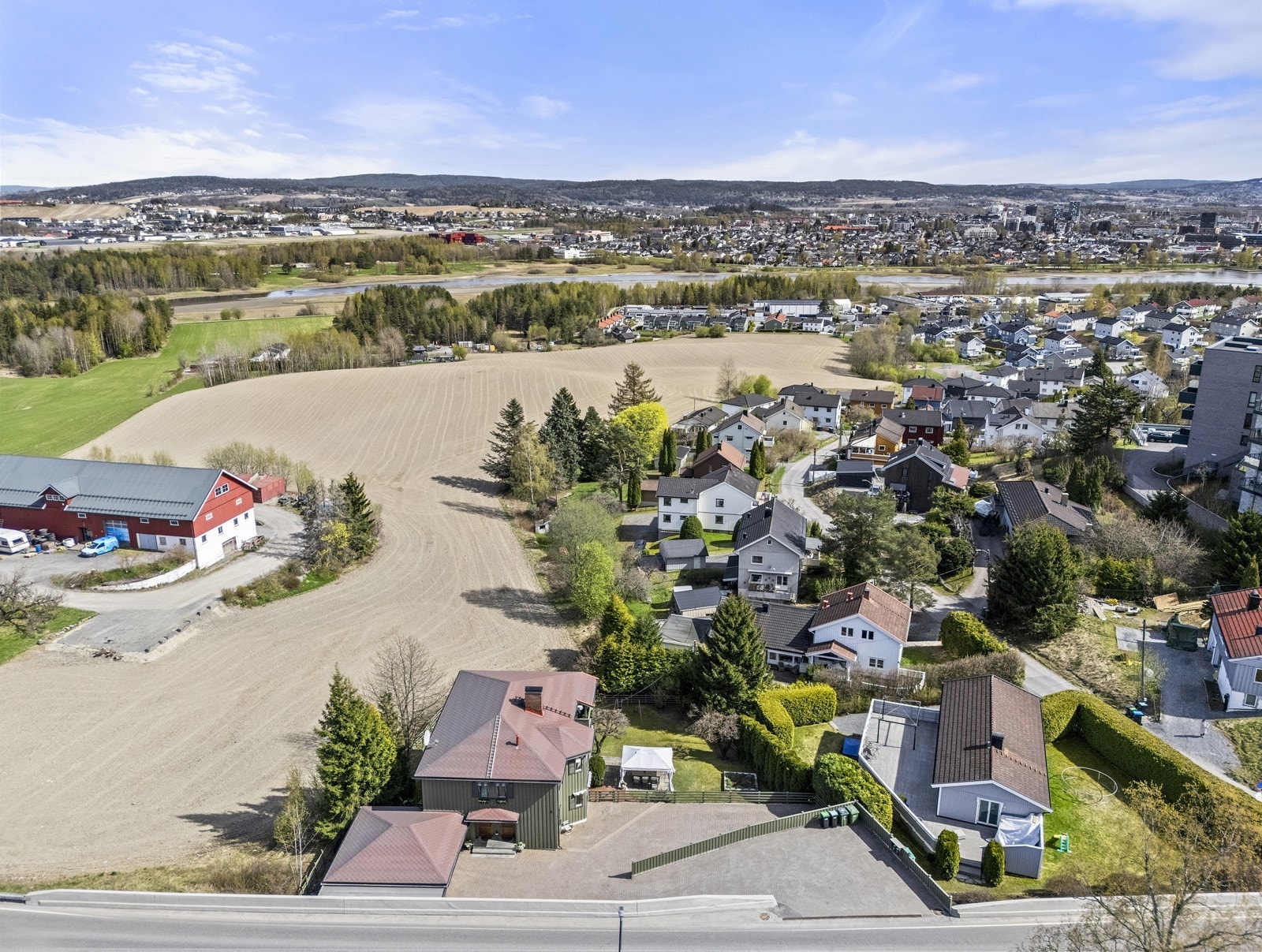 Beliggenheten gir kort vei til både skoler, barnehager og offentlig transport, med bussholdeplass kun 3 minutter unna. Galleribilde