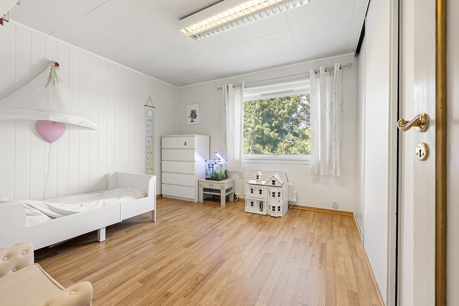 Soverommet er ideelt som barnerom eller kontor. Praktiske skyvedørsgarderobe til høyre på bildet. Galleribilde